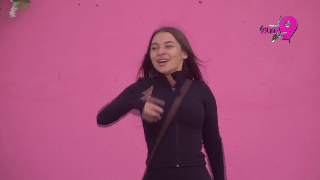 POZDRAV ZA MAMA ZLATU I HASANA: Sara peva iz sveg glasa pesmu Mikijeve majke, nada se da će joj biti NOVA SNAJKA (VIDEO)