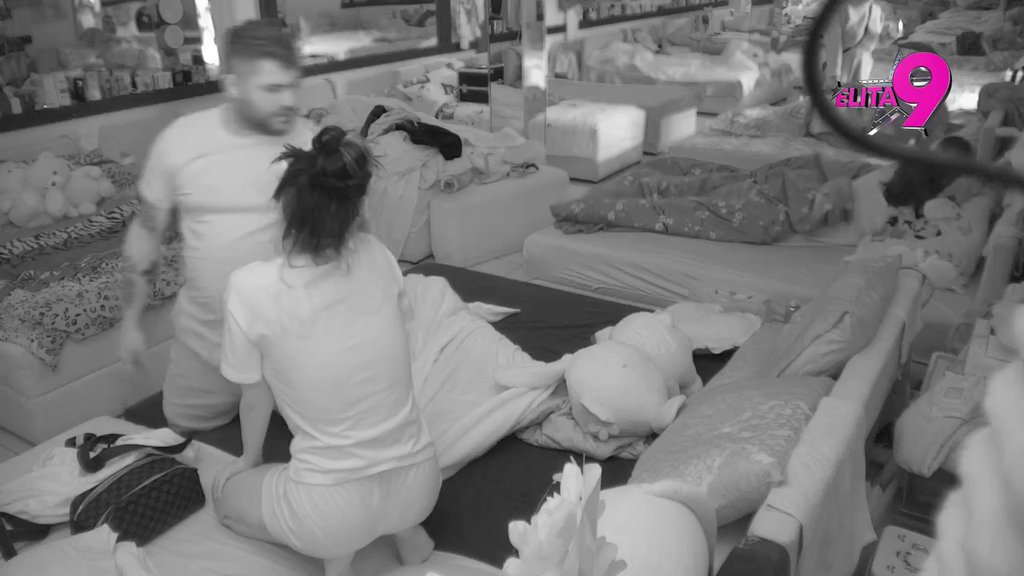 Karambol u spavaćoj sobi! Maja i Asmin u novom kličnu, on je oborio na krevet (VIDEO)