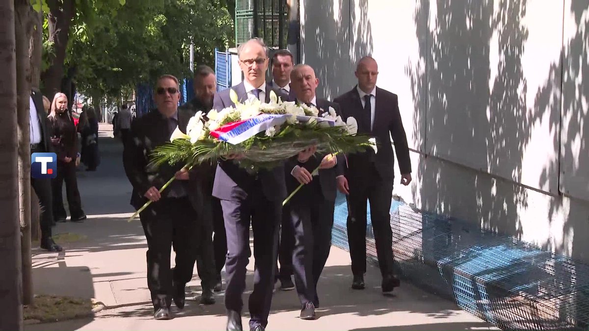 POLOŽILI VENAC U ZNAK SEĆANJA: Premijer Macut sa ministrima odao poštu stradalima u Ribnikaru