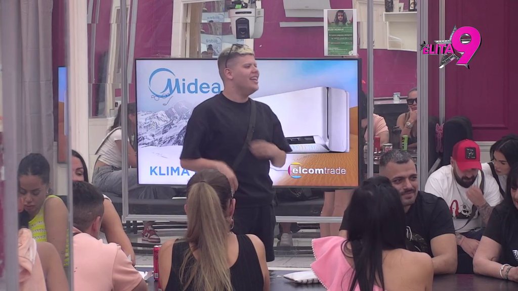 Ušao je kao tajni agent, a sad liči na čoveka: Janjuš svojim izlaganjem izazvao smehotres u Eliti, takmičari se cerekaju na sav glas! (VIDEO)