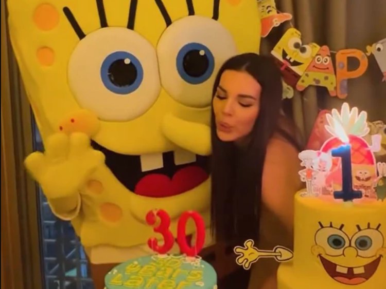 NA SPLAVU SLAVIMO NAŠE ROĐENDANE! Jovana i Bogdan Srejović priredili žurku za pamćenje, za sina Sunđer Bob, ponosna mama se oglasila: Jakov je napunio jednu godinu, a ja 30 (FOTO)