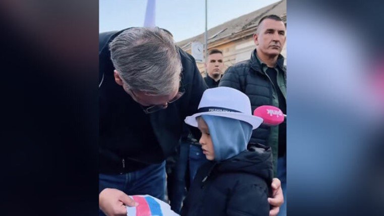 MALIŠAN PRIŠAO VUČIĆU S LISTOM PAPIRA U RUCI! Dao mu poklon, Vučić se raznežio i oduševio: 'Hvala ti!' EVO ŠTA JE DEČAK NACRTAO