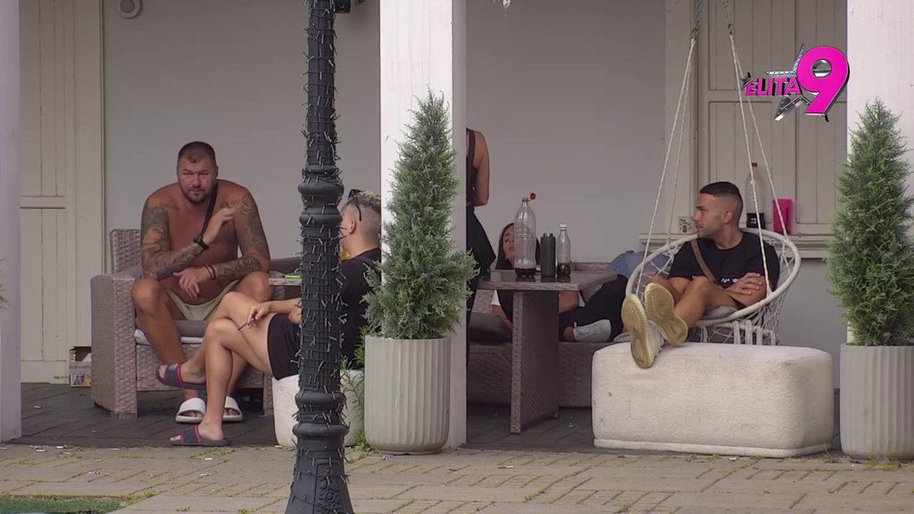 Teška pljuvačina: Janjuš ključa od besa, malo mu fali da Daču unakazi za sva vremena! (VIDEO)