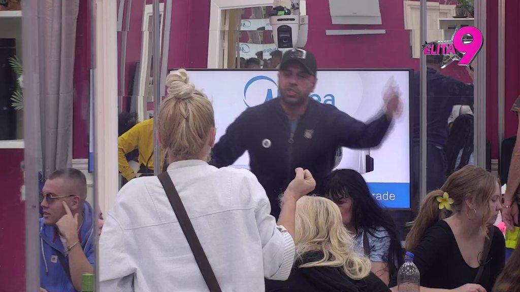 ADVOKATICA NA STOLU! Milan tvrdi da ju je odbio, ona poručila: PIPKAO ME JE ISPOD STOLA! (VIDEO)