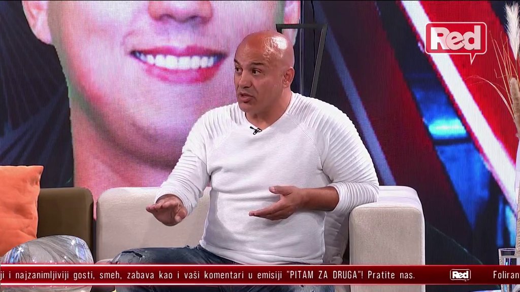 SVE JE TO GLUMA! Baki B3 bez dlake na jeziku opleo po kolegama: Svi se kao volimo, a jedni drugima bismo zabili nož u leđa, bitne su samo pare