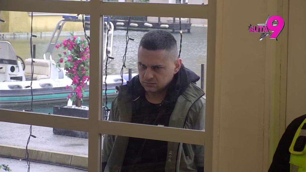 POSTAO NJIHOVA SENKA! Teodora i Filip ušli u prodavnicu, Bebica se ZALEPIO ZA PROZOR i pratio svaki njihov pokret! (VIDEO)