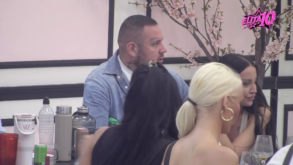 AU! Aneli pokušava na sve načine sa se ogradi od Cara, a Đukić je na OVO ostao nem: Ti se prva njemu smeješ (VIDEO)