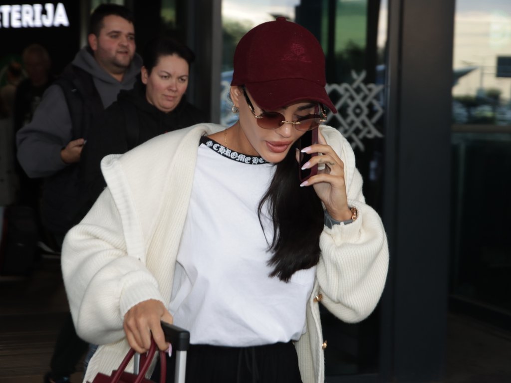 PINK.RS PAPARACO! Ana Korać uhvaćena na aerodromu u skroz opuštenom izdanju, gotovo NEPREPOZNATLJIVA, a svi se pitaju ko je muškarac koji je došao po nju (FOTO)