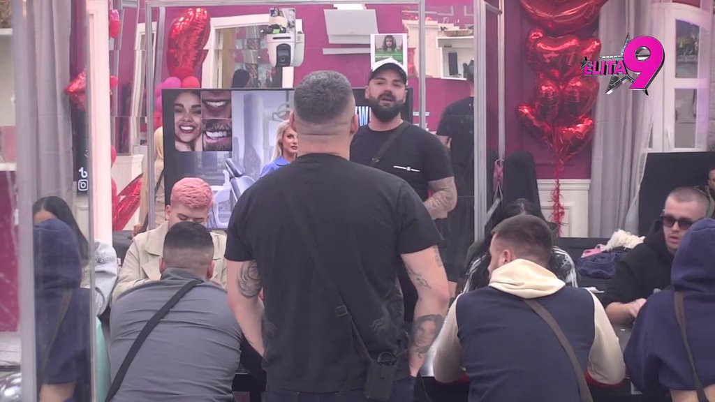 Sedi na mesto i jedi jabuku! Asmin POKAZAO MUŠKOST, pa zagrmeo na Maju, ona mu poručila: Shvati da me ne zanimaš! (VIDEO)