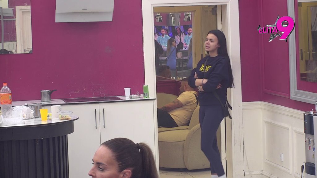 Bukti rat! Anita i Aneli ušli u žestok okršaj, pljušte uvrede: Je l' ti ćerka zna da si prenosila kofere (VIDEO)