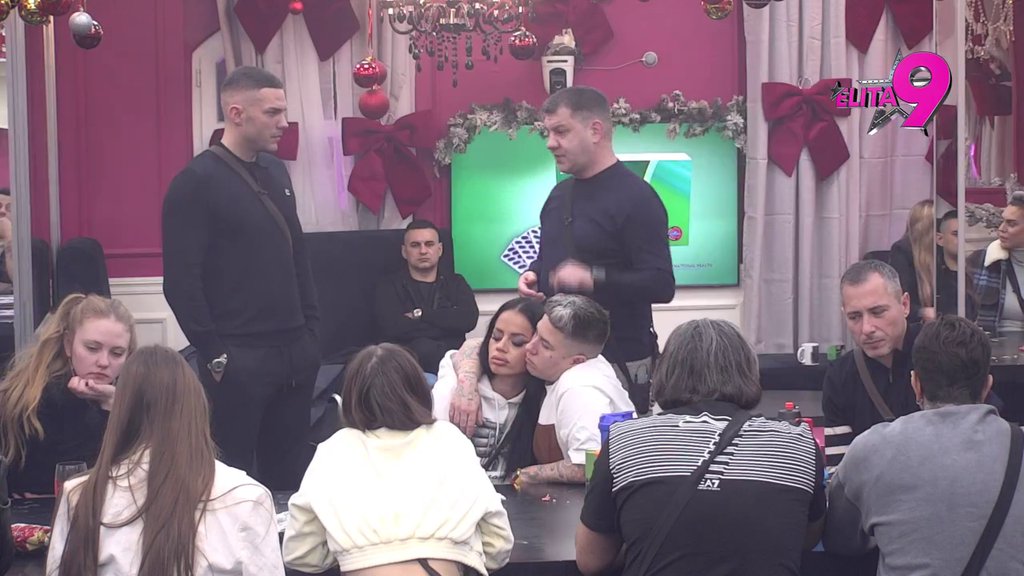 Haos za crnim stolom! Ivan pokušava da svali sve na Aneli, puca od ljubomore na Anđela, Asmin ga prozreo i razotkrio: Branio ju je i kad je u pravu i kada nije, tako sam i ja Maju, ZALJUBLJEN JE (VIDEO)