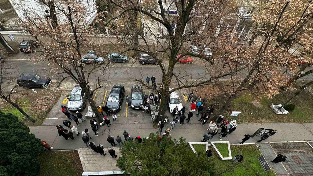 PROPAO PROTEST KAO PROPALI PIJANAC: Skupila se šaka jada da podrži Đurkovića koji je pijan padao po ulici, pa rekao da su ga prebili (VIDEO)