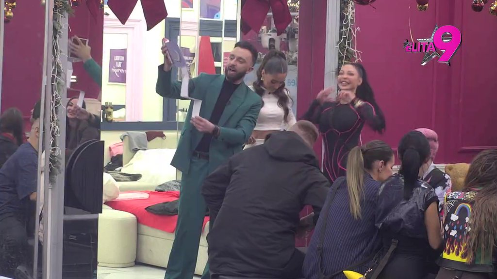 ČUVAJ SE LJUDI KOJI... Maji majka skrenula pažnju od kakvih ljudi da se skloni, Marinkovićeva sklopila PRIMIRJE u prazničnom duhu sa Anđelom Đuričić! (VIDEO)