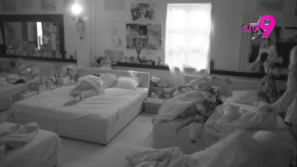 Nije se smirila dok ga nije smestila samog u krevet! Aneli ušuškala Đukića kao bebu, pa otišla mirne duše na spavanje! (VIDEO)