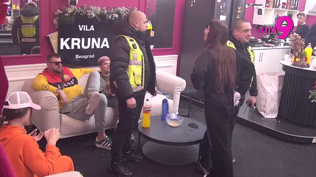 Obezbeđenje uletelo u kuću! Miljana dotakla potpuno dno, ne prestaje da uhodi Janjuša: Ti imaš u porodici onoga ko se obesio (VIDEO)