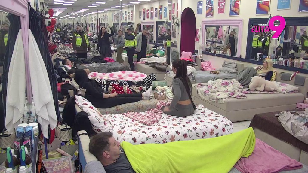 Karambol kakvog nema! Obezbeđenje napravilo živi zid između Boginje i Sandre, pljušte uvrede i prozivke (VIDEO)