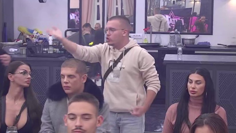 Bukti žestok rat: Aneli žestoko izvređala Daču i njegovu porodicu, Car sedi kao na iglama! (VIDEO)