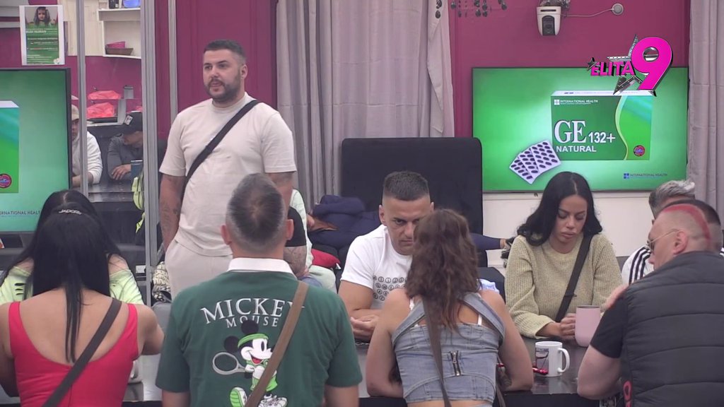 OBEZBEĐENJE NAPRAVILO ŽIVI ZID! Asmin prozvao Bebicu da juri za Teodorom, on mu nije ostao dužan pa mu poručio: Majin Leo, a ona mu napisala na krevetu da je... (VIDEO)