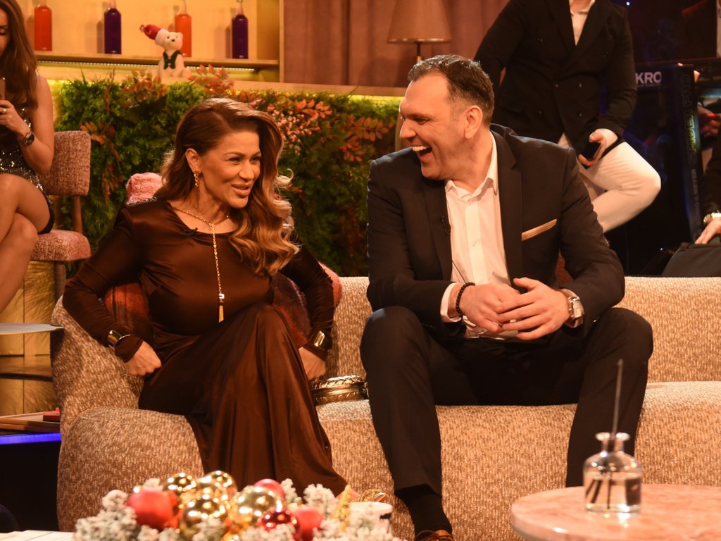 KASPER PRE MINE LUDO VOLEO BIVŠU UČESNICU ZADRUGE, a sad je ona prvi put iznela datalje njihove ljubavi, priznala da je trpela TORTURU, pa se oštro obratila pevačici: Trebalo je da ispadne gospođetina! (VIDEO)