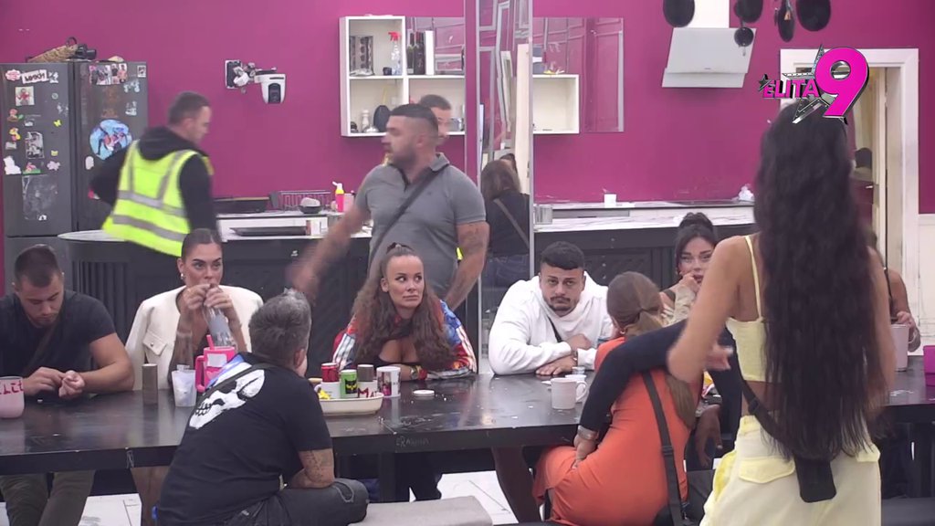 Obezbeđenje sprečilo da sukob eskalira! Asmin svojim lažima o sačekuši isprovocirao Staniju, ona mu preko stola sasula sve: Umobolna bolesnica i ajkula s ljudskim likom (VIDEO)