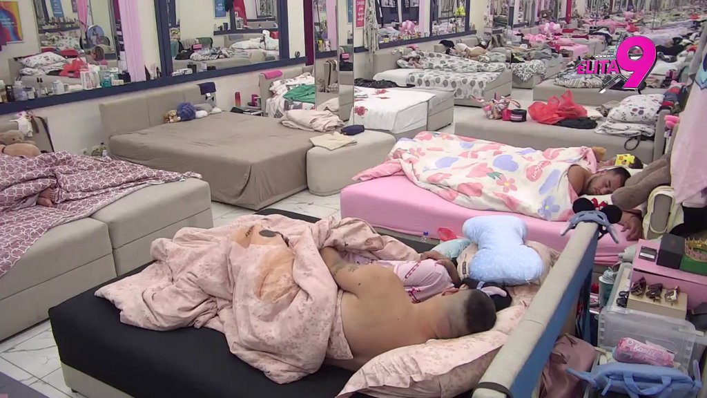 Maja SKAČE DO PLAFONA! Ona i Asmin razvaljuju krevet TRI PUTA ZAREDOM, ne smetaju im ni svetla ni budni cimeri! (VIDEO)