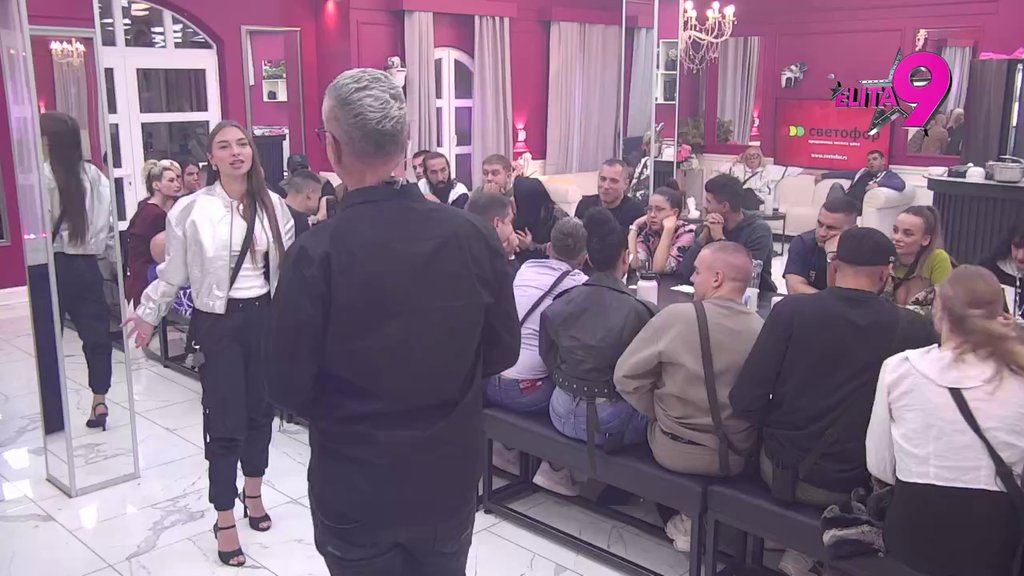 HAOS ZA STOLOM! Učesnici kao hijene nagrnuli na Saru, Anđelo pokušava da joj otvori oči, Mina Vrbaški zaurlala na Ivana Marinkovića: Ponašaš se prema njoj kao prema keru, TI JE DRESIRAŠ! (VIDEO)