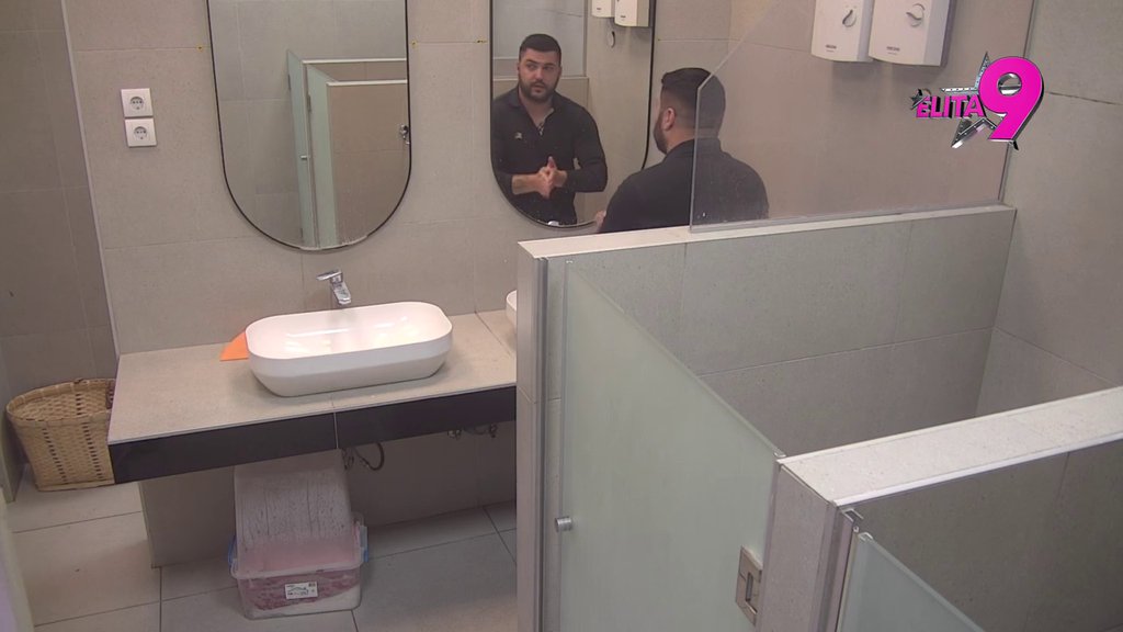 Ne slute kakvo ih iznenađenje očekuje večeras: Maja i Asmin zajedno u toaletu, evo šta rade pred Stanijin ulazak (VIDEO)