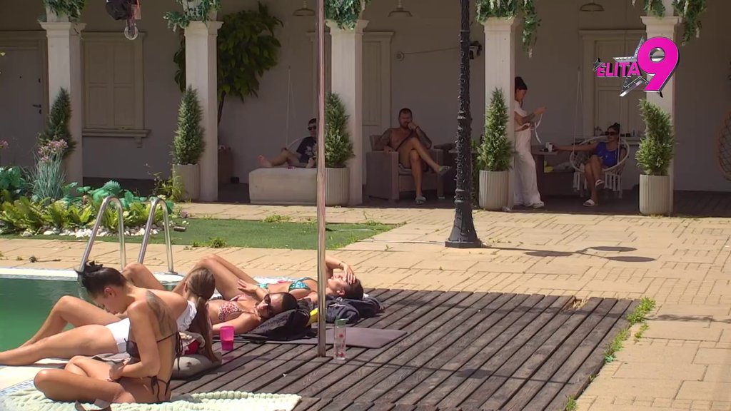 KUPAĆI KAO U LUDNICI: Janjuš i Ivan pune baterije gledajući učesnice, pa komentarišu njihove odevne kombinacije, ne štede ih! (VIDEO)