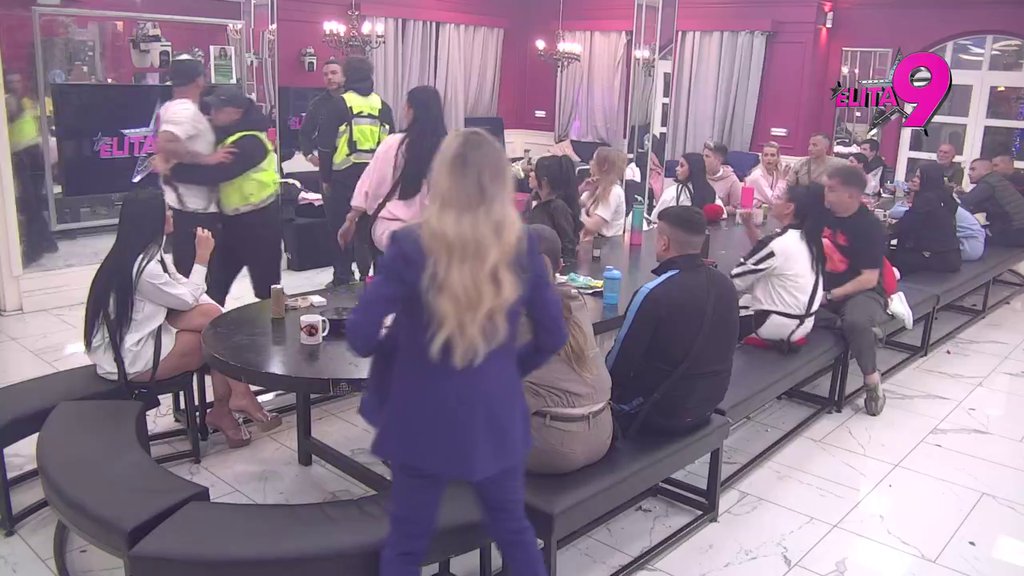 OBEZBEĐENJE NAPRAVILO ŽIVI ZID U BELOJ KUĆI! Apolon sa Zvezdare patosirao Anitu pred Lukom, izbio HAOS: Tvoja devojka me je dve godine molila... (VIDEO)