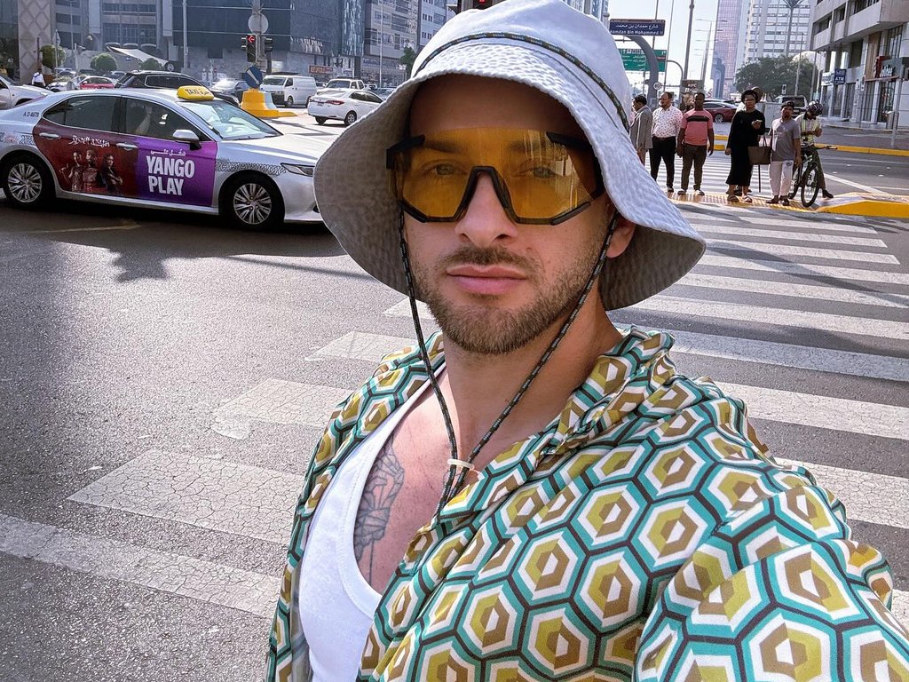 Naš poznati pevač prodavao sendviče i prao automobile! Danas živi bogato, daje po 30.000 evra za pesmu