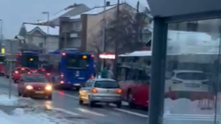 POLEDICA POTPUNO PARALISALA BEOGRAD! Ulice zaleđene, nastao kolaps: Neke linije obustavljene ili skraćene, vozila se sudaraju (FOTO+ VIDEO)