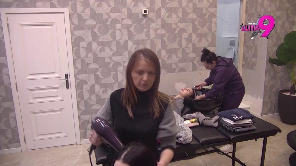Vreme je za remont! Njih dve su prve stigle u frizerski salon, evo kakve frizure prave! (VIDEO)