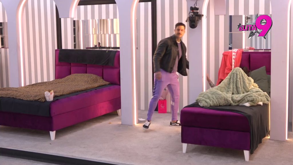 Dobila tretman kraljice: Đukić služi Teodoru punom parom, ona uživa! (VIDEO)