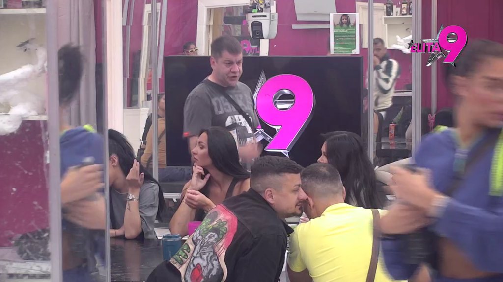 PLJUNULA SI PO SEBI, KAD SI S ASMINOM ZAVRŠILA U KREVETU: Dača bez uvijanja u celofan sasuo Aneli sve u lice, ona promenila sve boje poput semafora! (VIDEO)