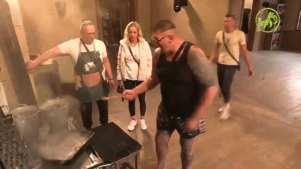 TAKVI LJUDI UNIŠTE SVET: Kristijan URLA na Božu jer je UPROPASTIO RUČAK (VIDEO)