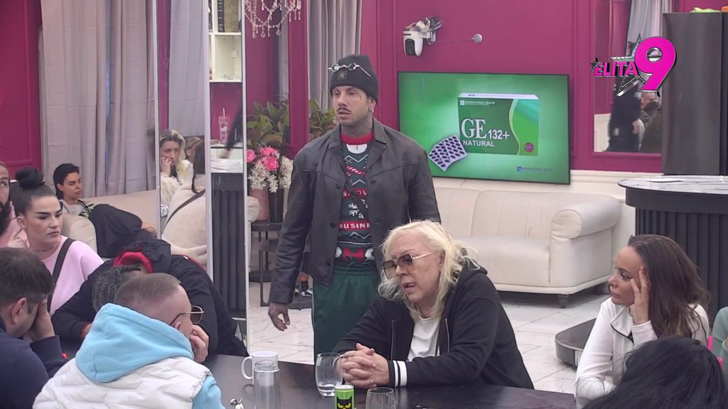 Koristi svaku priliku da joj se dodvori: Asmin našao način da izmami osmeh na lice Maje Marinković! (VIDEO)