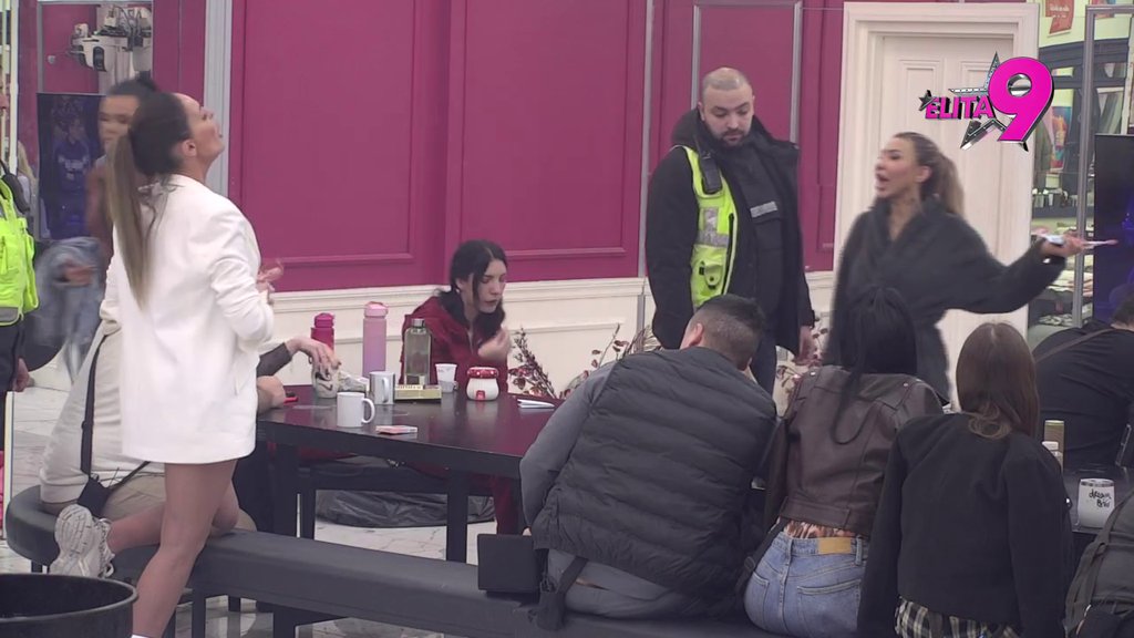Opšti haos u Eliti: Kačavenda više ni sama ne zna s kim ratuje! Anđelo, Mića i Aneli joj stali na žulj, ona rešeta prozivkama kako zna i ume (VIDEO)
