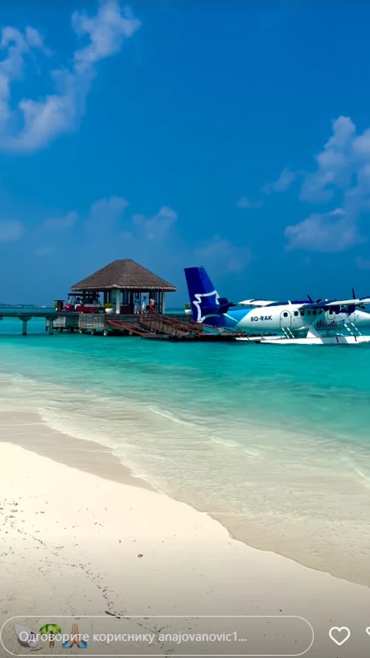 TRAČICAMA PREKRILA SILIKONE Skinula se žena našeg pevača: Muškarci lude za fatalnom brinetom (FOTO)