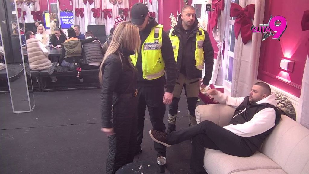 Obezbeđenje u pripravnosti! Aneli i Asmin ratuju kao nikada, pljušte provokacije i uvrede: Pričaj kako si se prijavljivao u socijalno... (VIDEO)