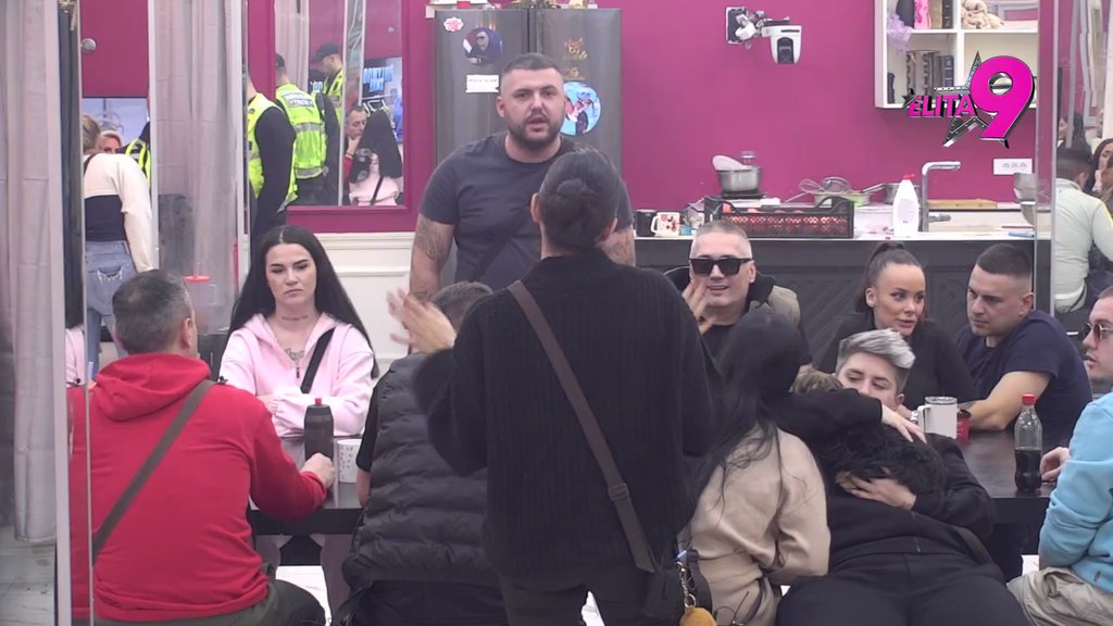 Maja ti se dopada, a pitaš šta je Aneli radila s Janjušem! Pevačica 'rešila' Asmina, a onda ponovo otkopala ratne sekire sa Janjušem! (VIDEO)