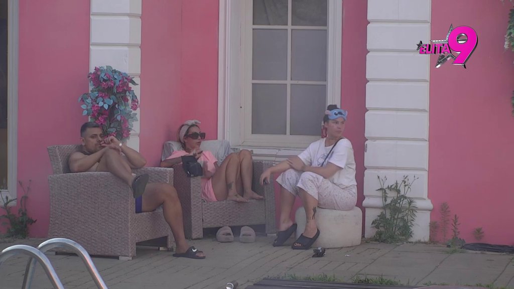 IZGLEDA KAO DA JE ISPALA IZ 'MRAK FILMA': Aneli osolila po Jovani pevačici zbog toga što je zakazala TETOVIRANJE kod Filipa! (VIDEO)