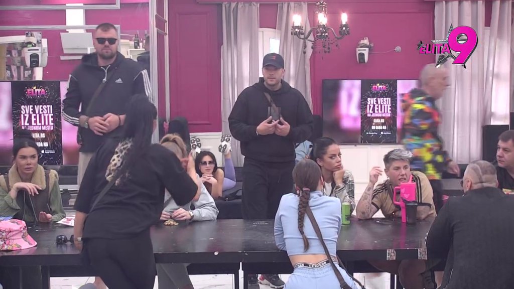 Jedno pitanje je pokrenulo opsadno stanje u Beloj kući! Anđelo i Mića u nikad većem sukobu: Svi znaju da je Jakšićka zaljubljena u Anđela (VIDEO)