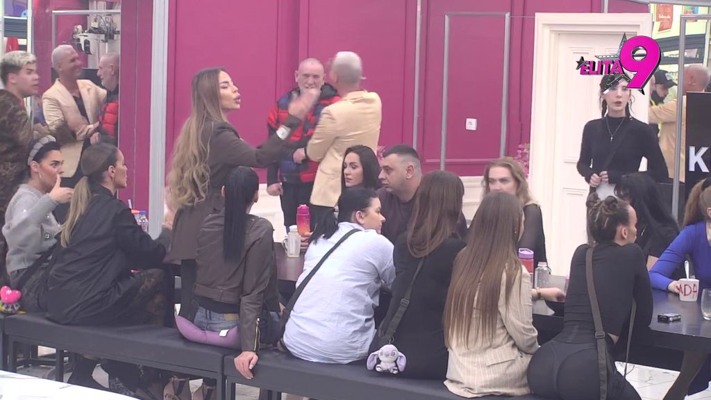 Pa ovo nema nigde! Aneli se ne zaustavlja u svojim morbidnostima, Stanić skočio kao oparen: Sram te bilo, pretiš deci od 20 i nešto godina (VIDEO)