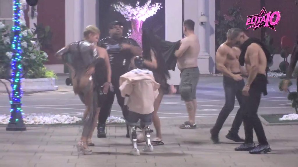 Vrelo, vrelije, najvrelije: Učesnici potpuno izgubili kočnice i priredili Toši pravi plesni spektakl, pa palo i skidanje!  (VIDEO)