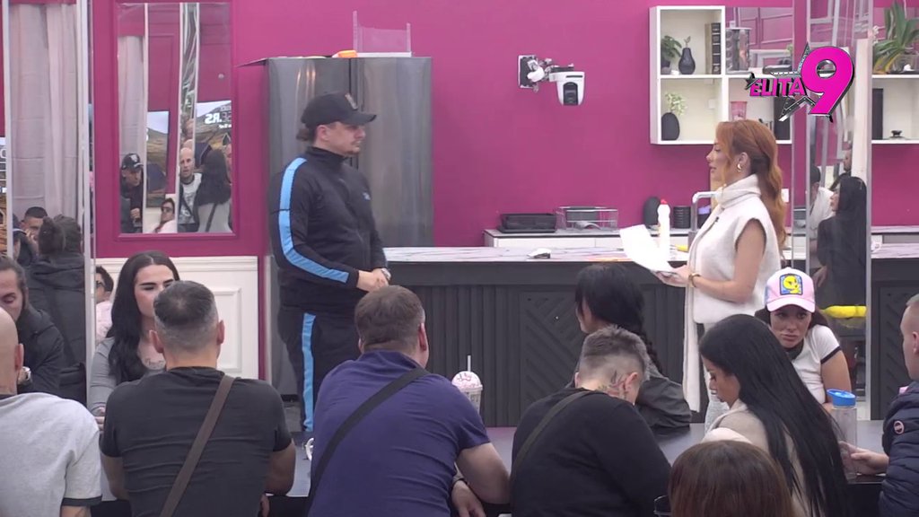 Pa ko u ovo veruje?! Luka stao ispred Anite i odjavio je, učesnici popadali od smeha: Kako ja na silu da je oteram?! (VIDEO)