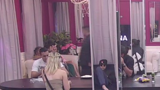 NEPRESTANO GA PRATI POGLEDOM: Bebica dokazao da je Teodori bitniji od Filipa (VIDEO)