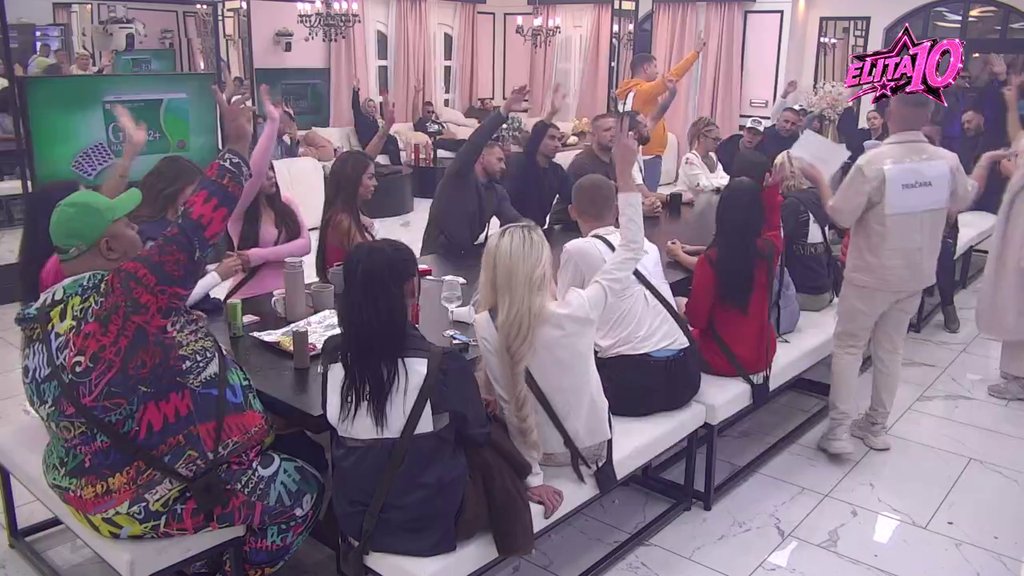 Lete ljubavne strelice između Karića i Anđele: Ponovo se odali! (VIDEO)