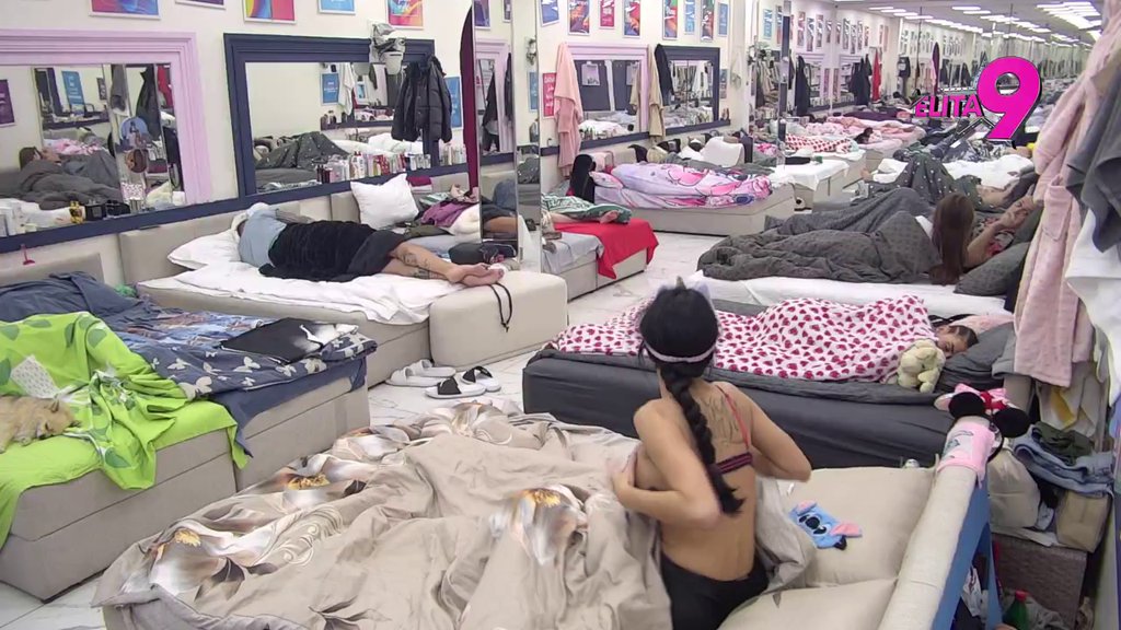 NA NOGE LAGANE! Veliki šef probudio učesnike, Maja Marinković odmah počela da igra uz ove pesme! (VIDEO)