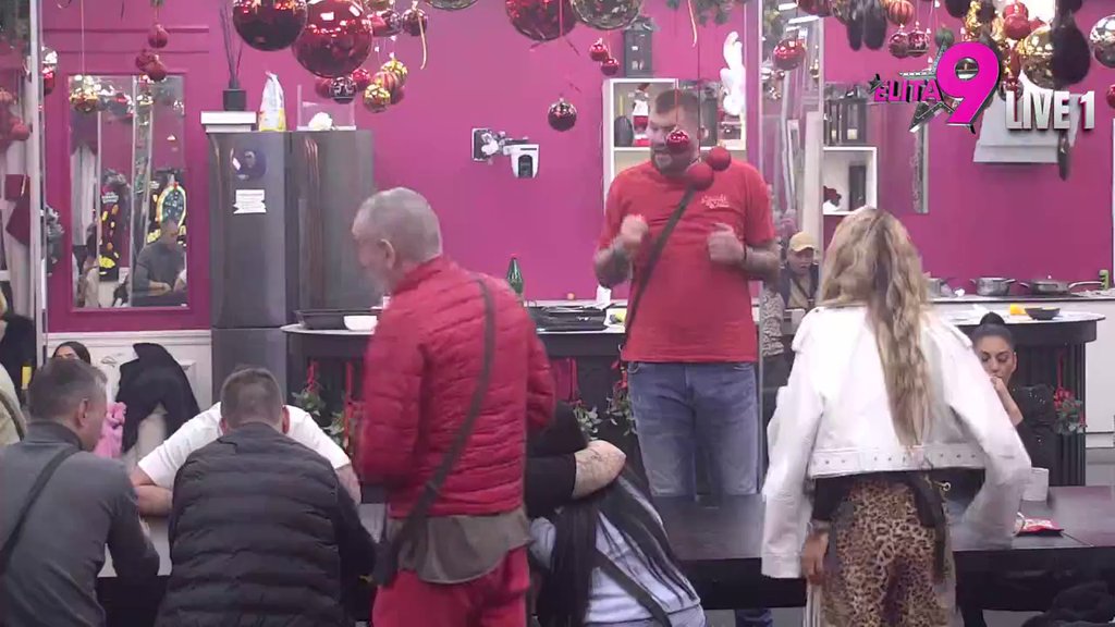 Stanija nije ovde, ti je namećeš: Janjuš očitao bukvicu Aneli, pa brutalno zaratio sa njom: Majka četvorogodišnjeg deteta se ponaša... (VIDEO)