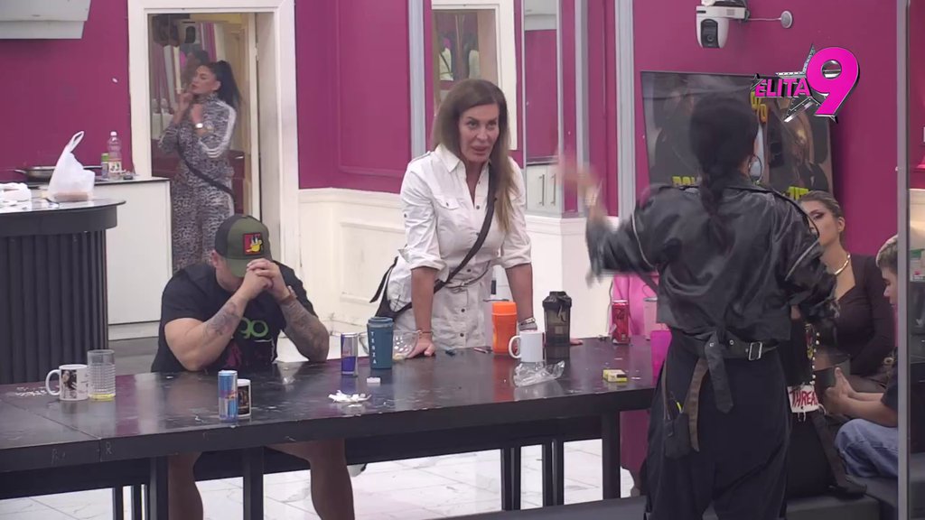 RAT LJUTITIH RIVALA! Kačavenda na meti komentarisanja zbog bivšeg muža, Anđelo je zakucao argumentima: Gledao sam ti golu nogu kraj bazena (VIDEO)